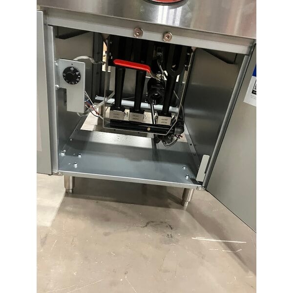 Scratch and Dent Avantco FBF1824LP Gas 110-125 lb. Flat Bottom Funnel Cake / Donut Fryer - 90,000 BTU