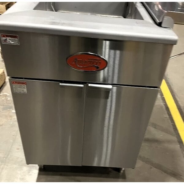 Scratch and Dent Avantco FBF1824LP Gas 110-125 lb. Flat Bottom Funnel Cake / Donut Fryer - 90,000 BTU