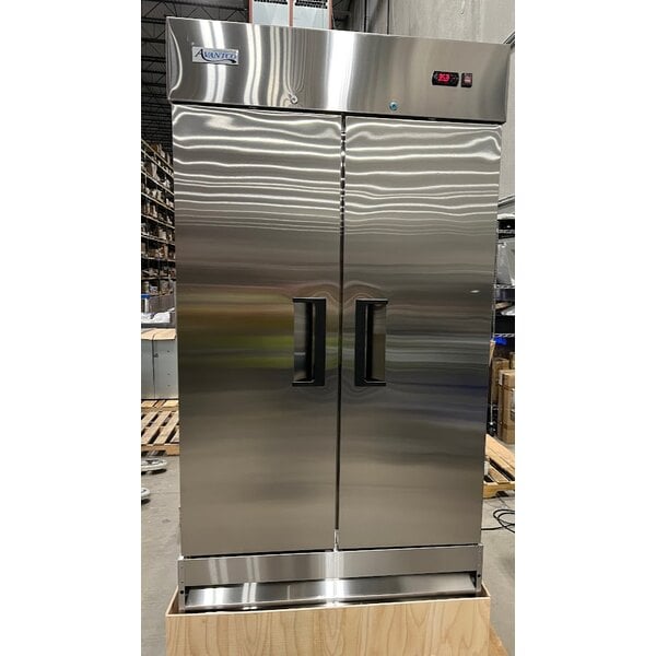Scratch and Dent Avantco A-35R-HC 39 1/2" Solid Door Reach-In Refrigerator