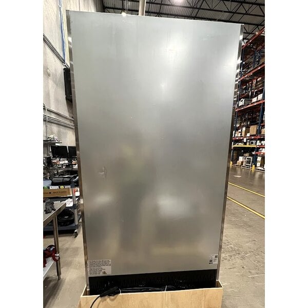 Scratch and Dent Avantco A-35R-HC 39 1/2" Solid Door Reach-In Refrigerator