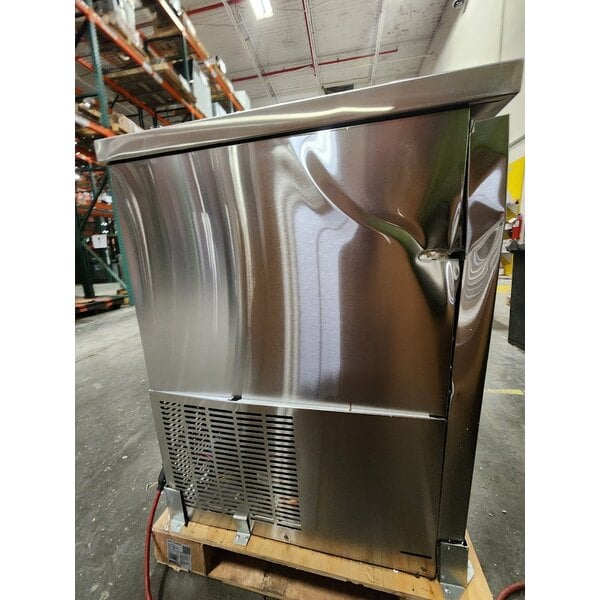 Scratch and Dent Avantco UDD378S8 Stainless Steel Kegerator / Beer Dispenser with 2 Quadruple Tap Towers - (3) 1/2 Keg Capacity