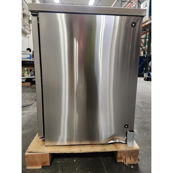 Scratch and Dent Avantco UDD378S8 Stainless Steel Kegerator / Beer Dispenser with 2 Quadruple Tap Towers - (3) 1/2 Keg Capacity