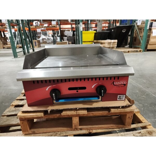 Scratch and Dent Avantco Chef Series CAG-24-MG 24" Countertop Gas Griddle with Manual Controls - 60,000 BTU