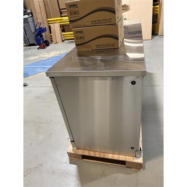 Scratch and Dent Avantco UDD-4-HC-S (2) Four Tap Kegerator Beer Dispenser - Stainless Steel, (3) 1/2 Keg Capacity