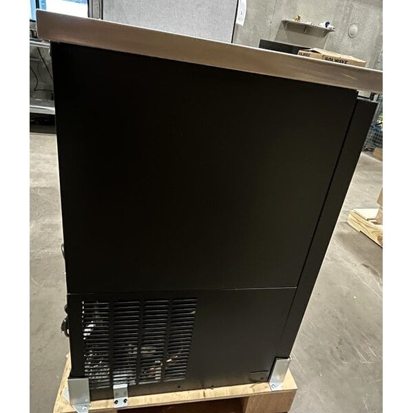 Scratch and Dent Avantco UDD-36-HC 36" Black Triple Tap Kegerator Beer Dispenser - (1) 1/2 Keg Capacity