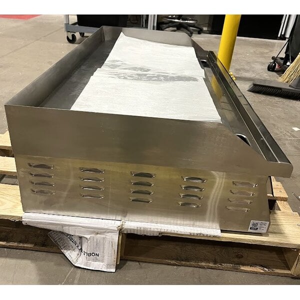 Scratch and Dent Avantco EG48N 48" Electric Countertop Griddle - 208/240V, 10482W-14000W