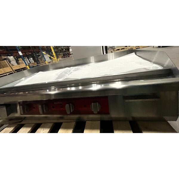 Scratch and Dent Avantco EG48N 48" Electric Countertop Griddle - 208/240V, 10482W-14000W