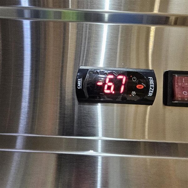 Scratch and Dent Avantco SS-1F-HC 29" Stainless Steel Solid Door Reach-In Freezer