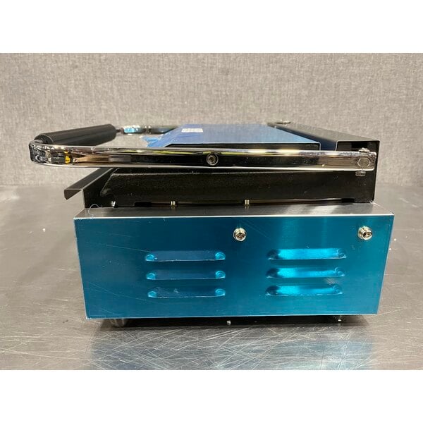 Scratch and Dent Avantco PG200ST Commercial Panini Sandwich Grill with Timer, Smooth Plates, and 13 3/8" x 8 3/4" Cooking Surface - 120V, 1750W