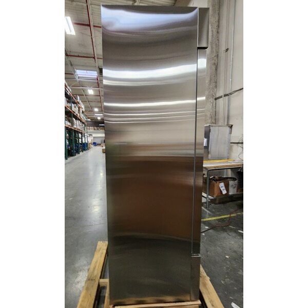Scratch and Dent Avantco A-19F-HC 29" Solid Door Reach-In Freezer