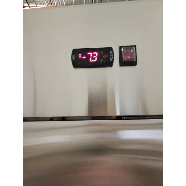 Scratch and Dent Avantco A-19F-HC 29" Solid Door Reach-In Freezer