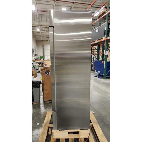 Scratch and Dent Avantco A-19F-HC 29" Solid Door Reach-In Freezer