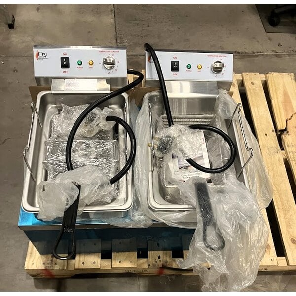 Scratch and Dent Cooking Performance Group EF302 30 lb. Dual Tank Heavy-Duty Electric Countertop Fryer - 208/240V, 8400/11,000W