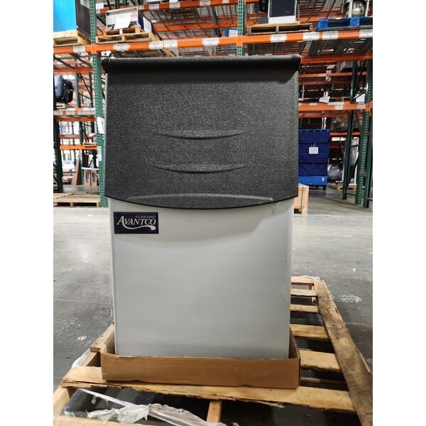 Scratch and Dent Avantco Ice BIN23022 22" Ice Storage Bin - 275 lb.