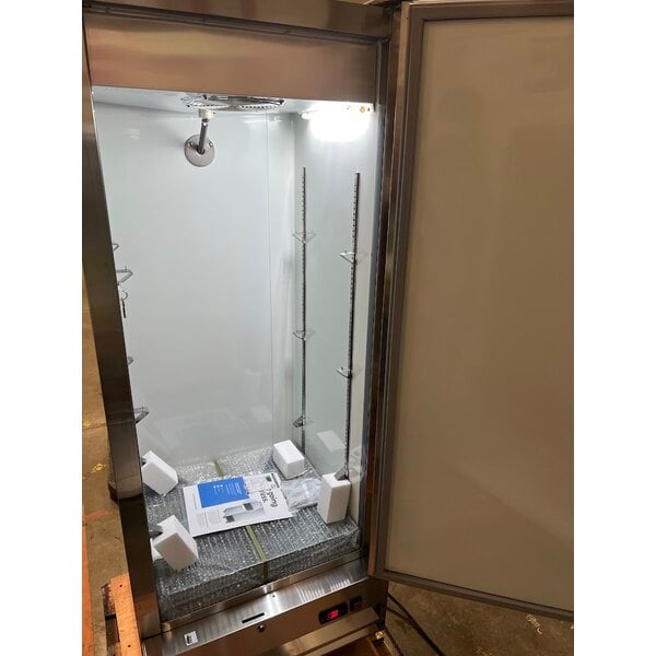 Scratch and Dent Avantco A-12R-HC 25" Solid Door Reach-In Refrigerator