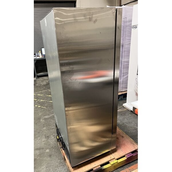 Scratch and Dent Avantco A-12R-HC 25" Solid Door Reach-In Refrigerator