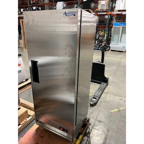 Scratch and Dent Avantco A-12R-HC 25" Solid Door Reach-In Refrigerator