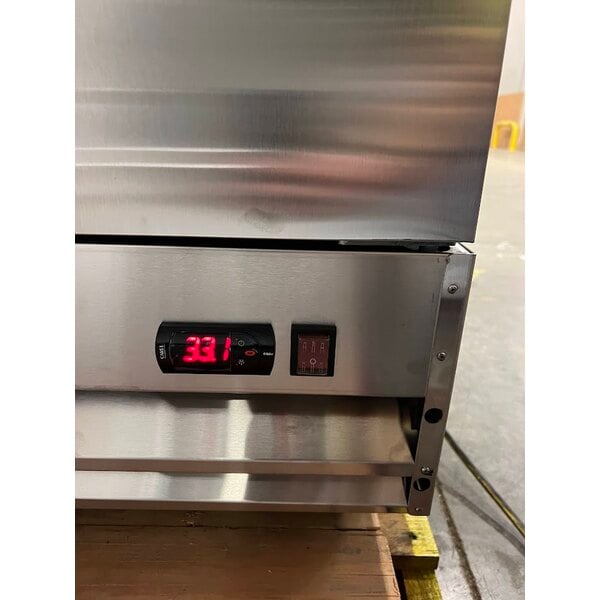 Scratch and Dent Avantco A-12R-HC 25" Solid Door Reach-In Refrigerator