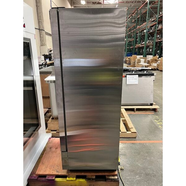 Scratch and Dent Avantco A-12R-HC 25" Solid Door Reach-In Refrigerator