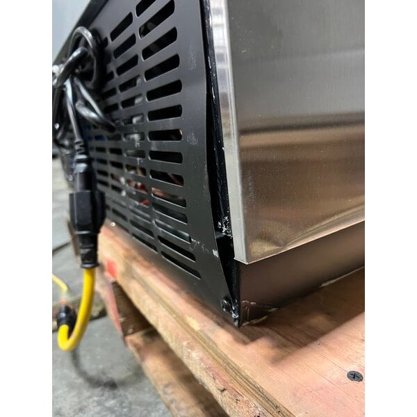 Scratch and Dent Avantco A-12R-HC 25" Solid Door Reach-In Refrigerator