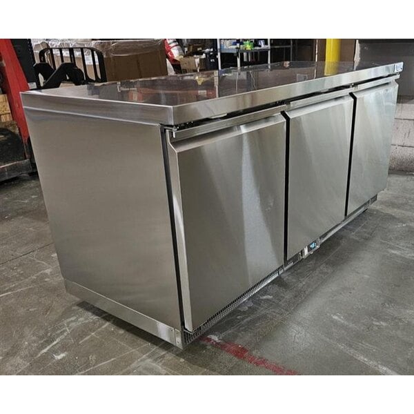 Scratch and Dent Avantco ZUC-72R-HC 72" Front Breathing Undercounter Refrigerator