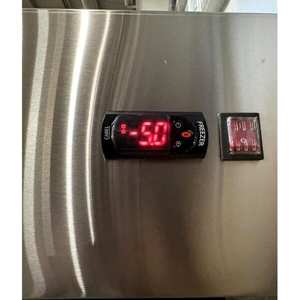 Scratch and Dent Avantco A-23F-HC 29" Solid Door Reach-In Freezer