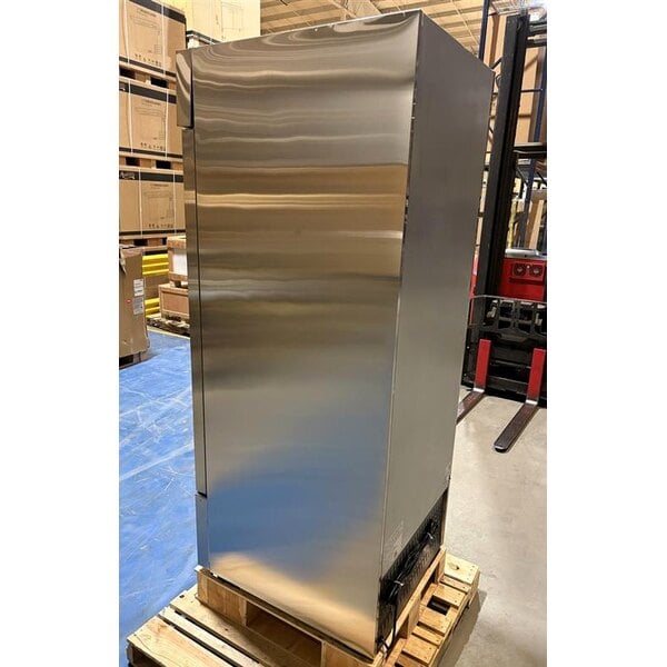 Scratch and Dent Avantco A-23F-HC 29" Solid Door Reach-In Freezer