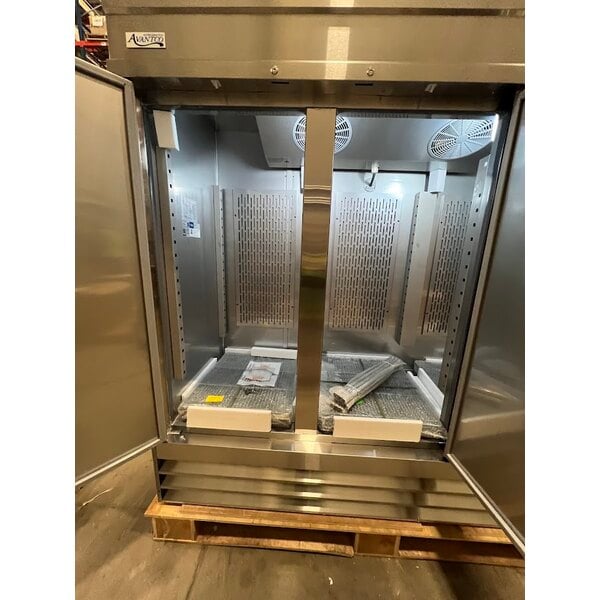 Scratch and Dent Avantco SS-3R-HC 81 5/16" Stainless Steel Solid Door Reach-In Refrigerator