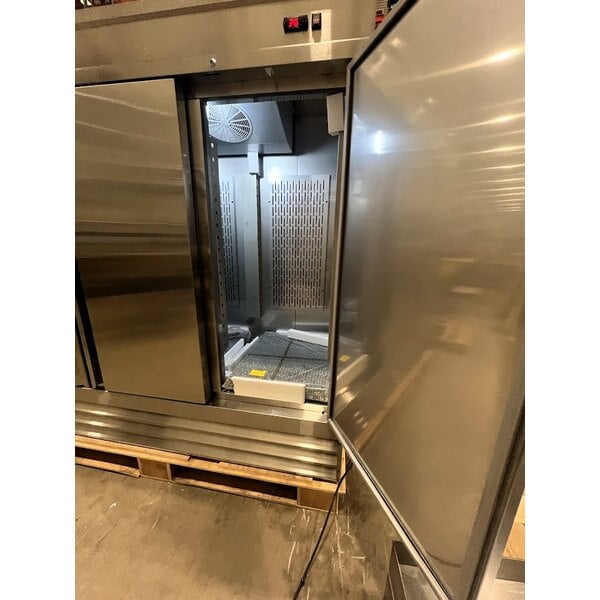 Scratch and Dent Avantco SS-3R-HC 81 5/16" Stainless Steel Solid Door Reach-In Refrigerator