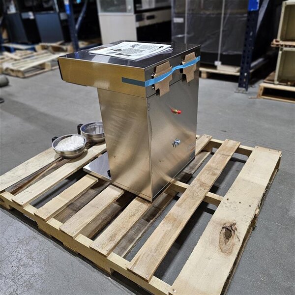 Scratch and Dent Bunn 38700.0013 Axiom APS Twin Airpot Coffee Brewer - 120/240V