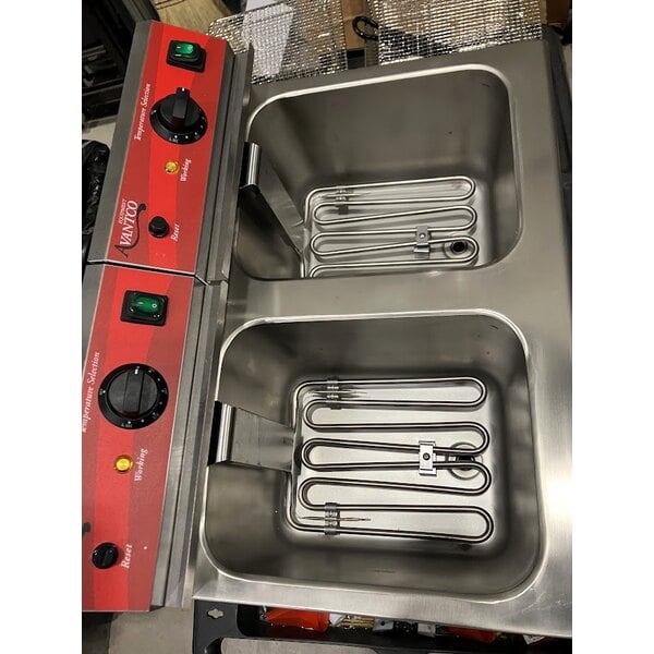 Scratch and Dent Avantco F202 30 lb. Dual Tank Medium-Duty Electric Countertop Fryer - 208-240V, 5400/7200W