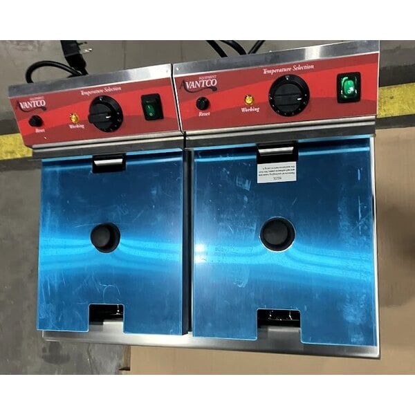 Scratch and Dent Avantco F202 30 lb. Dual Tank Medium-Duty Electric Countertop Fryer - 208-240V, 5400/7200W
