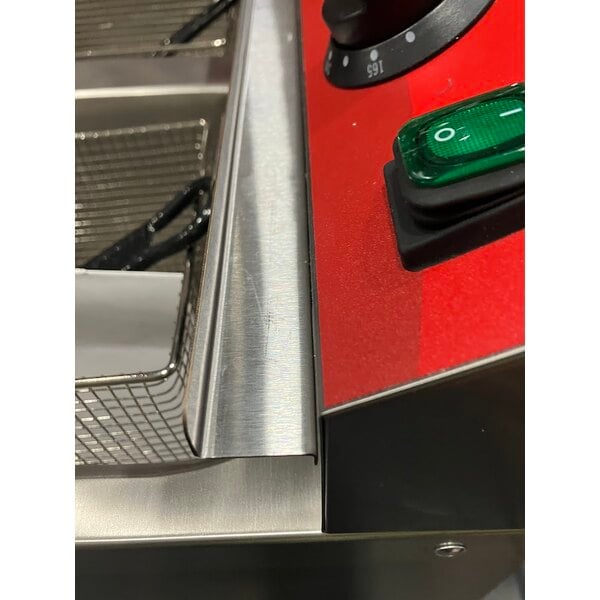 Scratch and Dent Avantco F202 30 lb. Dual Tank Medium-Duty Electric Countertop Fryer - 208-240V, 5400/7200W