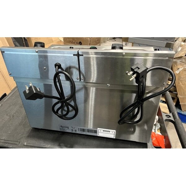 Scratch and Dent Avantco F202 30 lb. Dual Tank Medium-Duty Electric Countertop Fryer - 208-240V, 5400/7200W