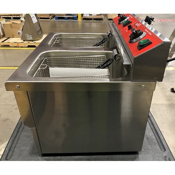 Scratch and Dent Avantco F202 30 lb. Dual Tank Medium-Duty Electric Countertop Fryer - 208-240V, 5400/7200W