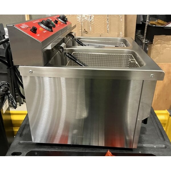 Scratch and Dent Avantco F202 30 lb. Dual Tank Medium-Duty Electric Countertop Fryer - 208-240V, 5400/7200W