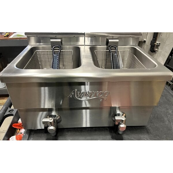 Scratch and Dent Avantco F202 30 lb. Dual Tank Medium-Duty Electric Countertop Fryer - 208-240V, 5400/7200W