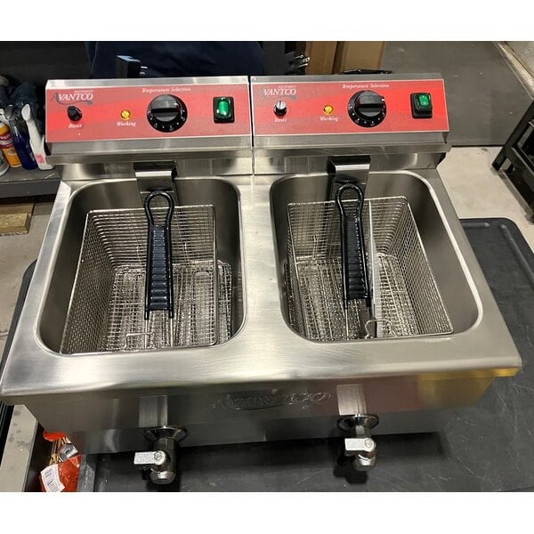 Scratch and Dent Avantco F202 30 lb. Dual Tank Medium-Duty Electric Countertop Fryer - 208-240V, 5400/7200W