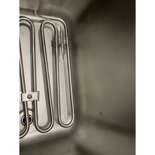 Scratch and Dent Avantco F202 30 lb. Dual Tank Medium-Duty Electric Countertop Fryer - 208-240V, 5400/7200W