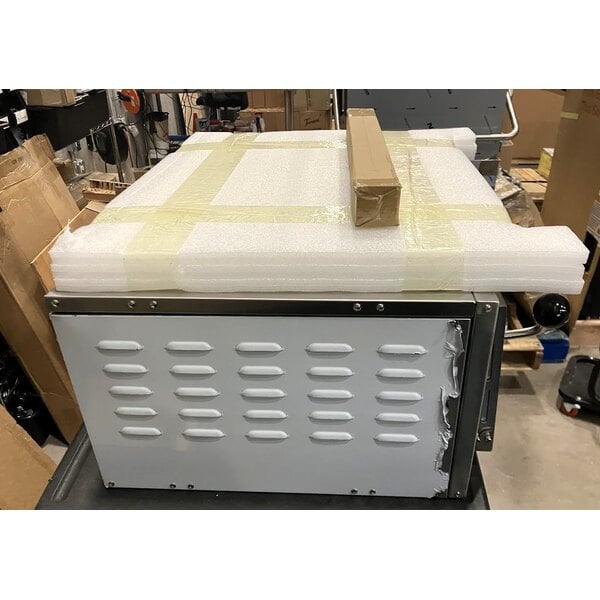 Scratch and Dent Avantco DPO-18-S Single Deck Countertop Pizza/Bakery Oven - 1700W, 120V