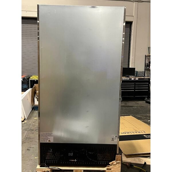 Scratch and Dent Avantco A-35R-HC 39 1/2" Solid Door Reach-In Refrigerator