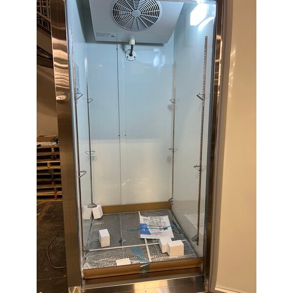 Scratch and Dent Avantco A-23R-HC 29" Solid Door Reach-In Refrigerator