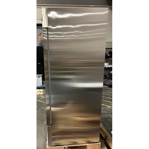 Scratch and Dent Avantco A-23R-HC 29" Solid Door Reach-In Refrigerator