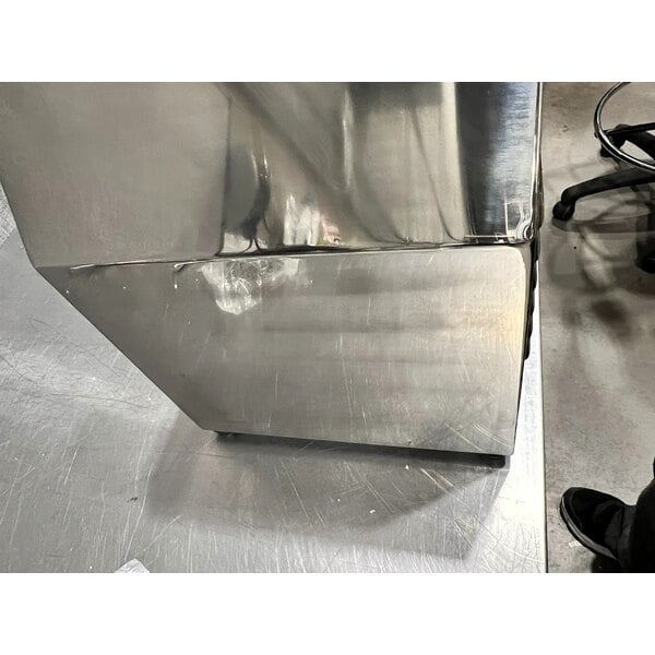 Scratch and Dent Avantco MG22R #22 Meat Grinder with Reverse Function - 110V, 1 1/2 hp