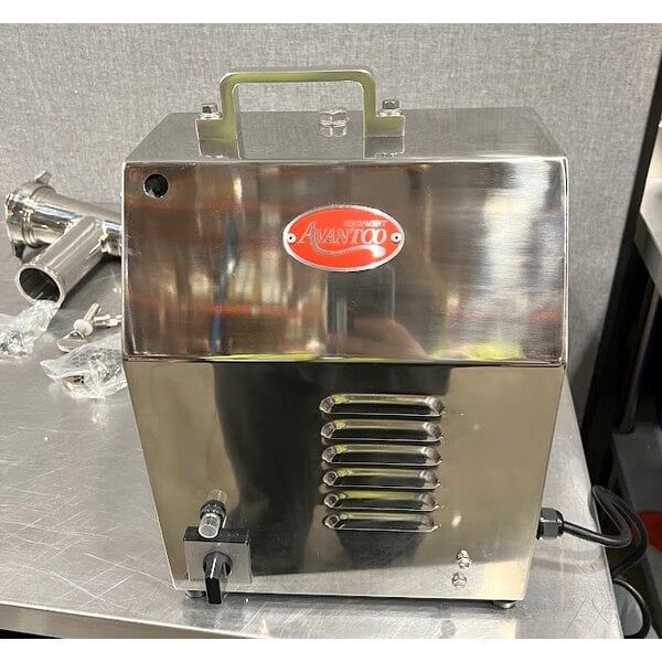 Scratch and Dent Avantco MG22R #22 Meat Grinder with Reverse Function - 110V, 1 1/2 hp