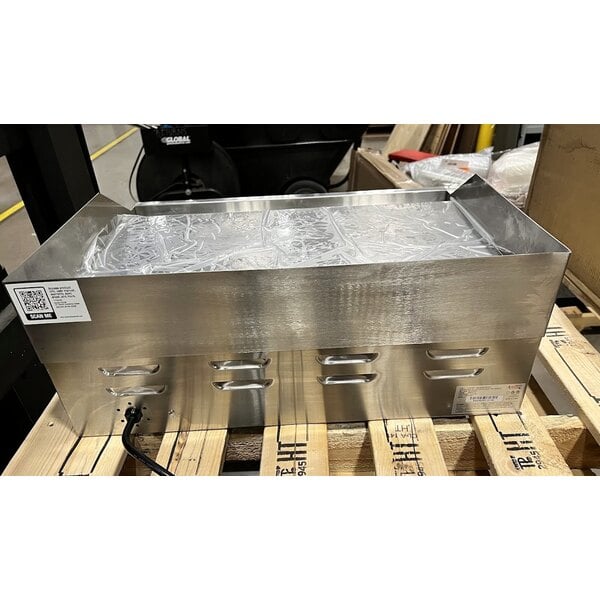 Scratch and Dent Avantco EG24N 24" Electric Countertop Griddle - 208/240V, 2675W-3560W