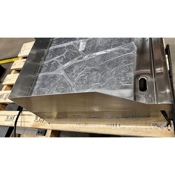 Scratch and Dent Avantco EG24N 24" Electric Countertop Griddle - 208/240V, 2675W-3560W