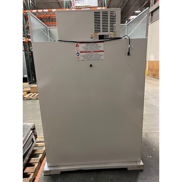 Scratch and Dent Leer 40AG-R290 51" Indoor Auto Defrost Ice Merchandiser with Straight Front and Glass Door