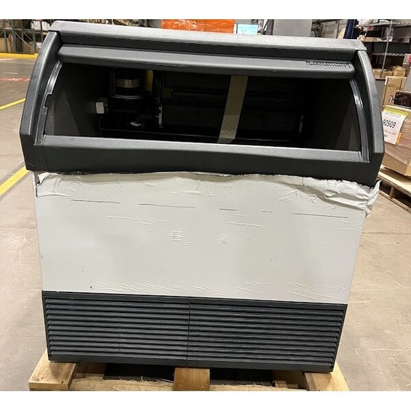 Scratch and Dent Scotsman CU3030SWX-1A Prodigy® Series 30" Water-Cooled Undercounter Small Cube Ice Machine with 110 lb. Storage Bin - 363 lb., 115V
