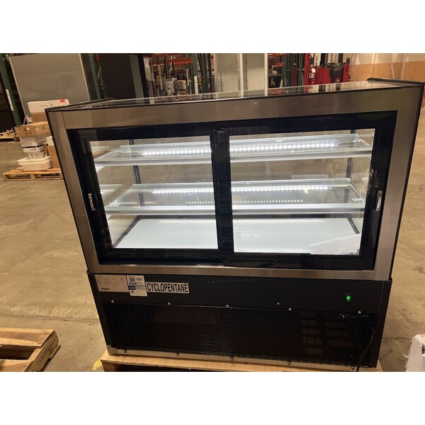 Scratch and Dent Avantco BCD-48 48" Curved Glass Black Dry Bakery Display Case